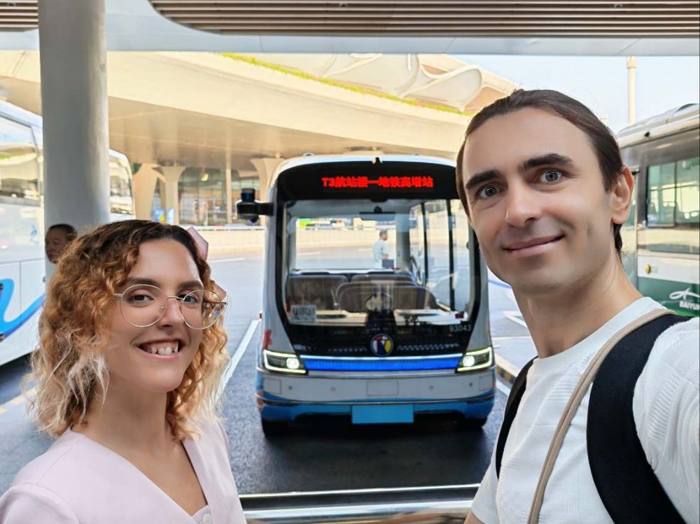 “Sci-Fi Writers in China Travel: Riding the Autonomous Shuttle to Baiyun Airport”